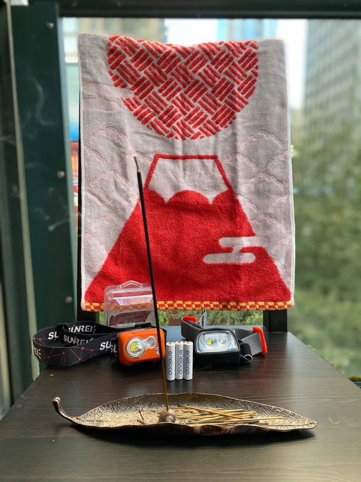 他們下山後恭奉頭燈，感謝富士山神，超可愛XD