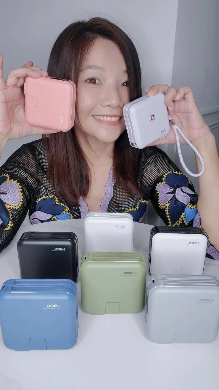 共有 9 色可以挑選，目前都有現貨，但是庫存不多了，錯過這批要等明年囉！