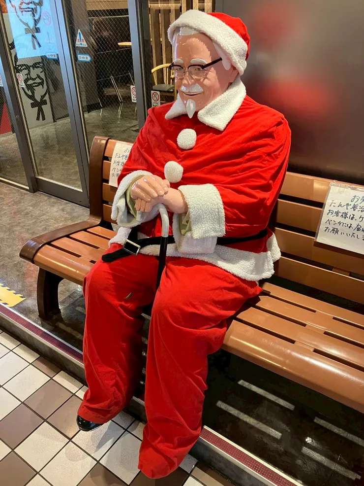 穿著聖誕服裝的桑德斯上校。