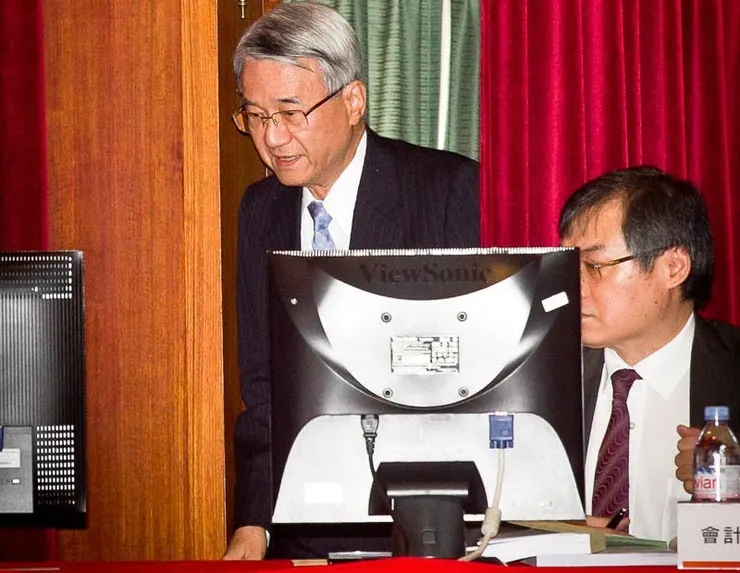 股東會上，新光金董事長吳東進臉色凝重地公開道歉，坦承投資宏達電虧了49.5億元