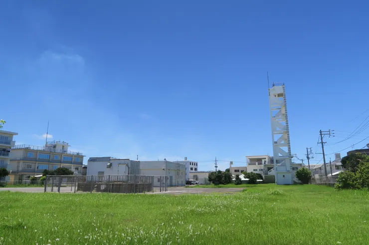 正中間那棟白色的小貨櫃，感覺有自動放探空氣球的設施。