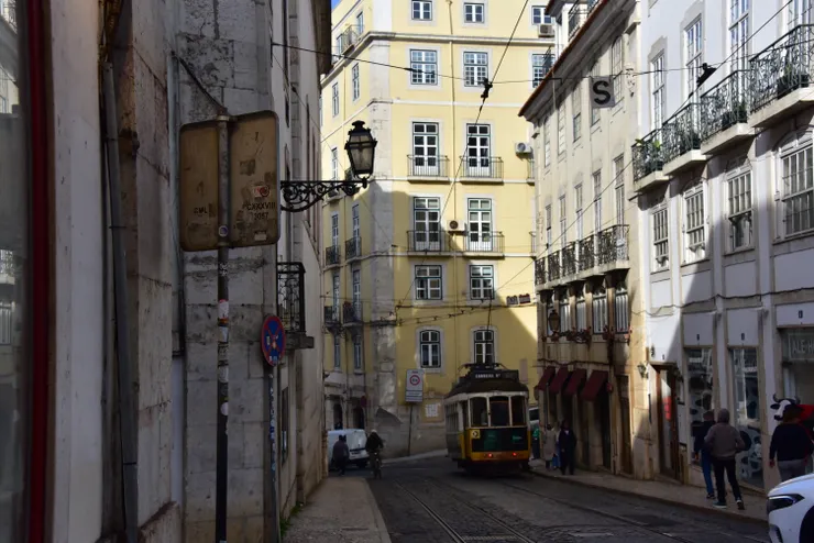 28號電車隱沒在街道的陰暗中