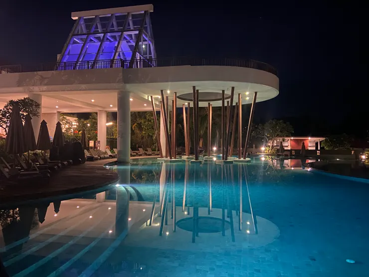 人潮散去後的池畔,靜謐流淌