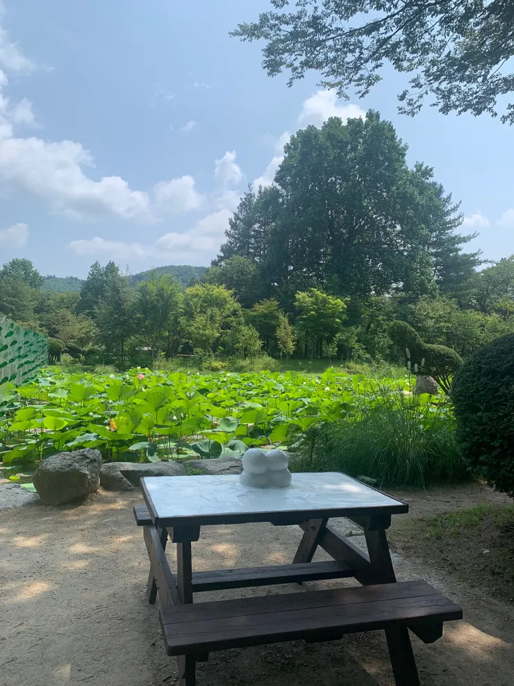 兩隻假的雪人。