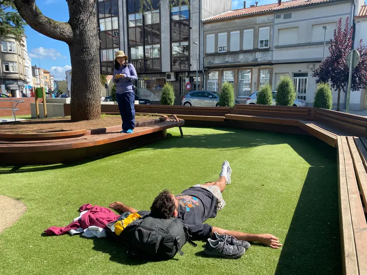 無法放下身段跟我們一起躺的朋友（負責紀錄我們的午睡😂）