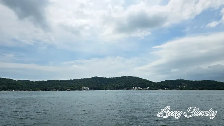 我們坐在船頭，可以看到沙美島。