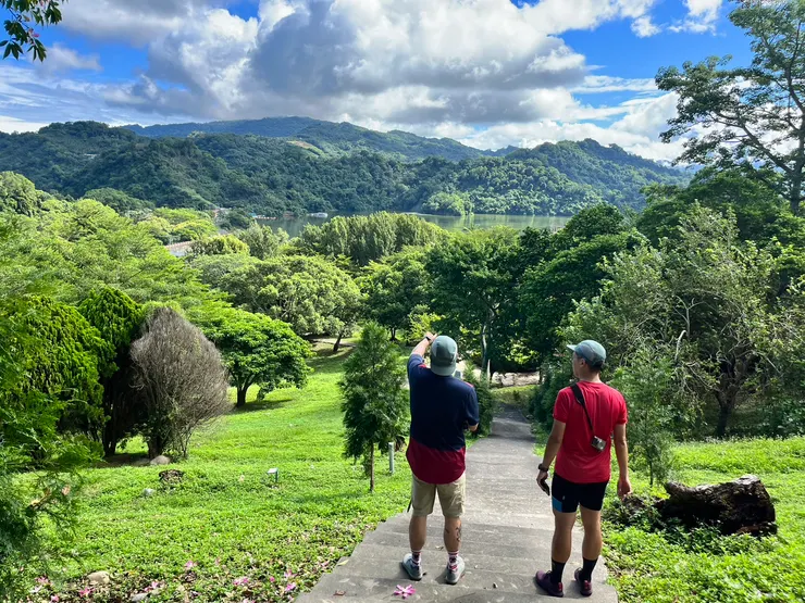 到達鯉魚潭游客中心，正在找走去鋸齒堰的路線；為什麼不上卡，因為騎瓜佛車就是會有種想要到處走走看看的心啊~