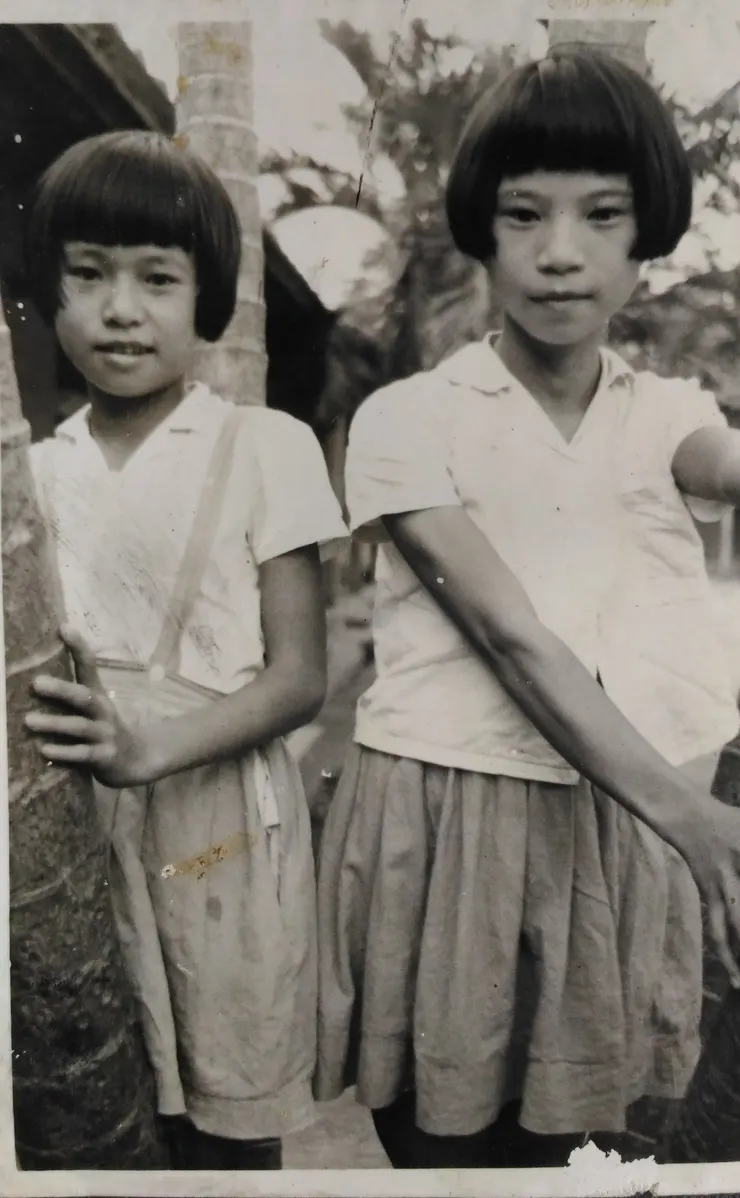 小學六年級即將畢業與同學合照留影