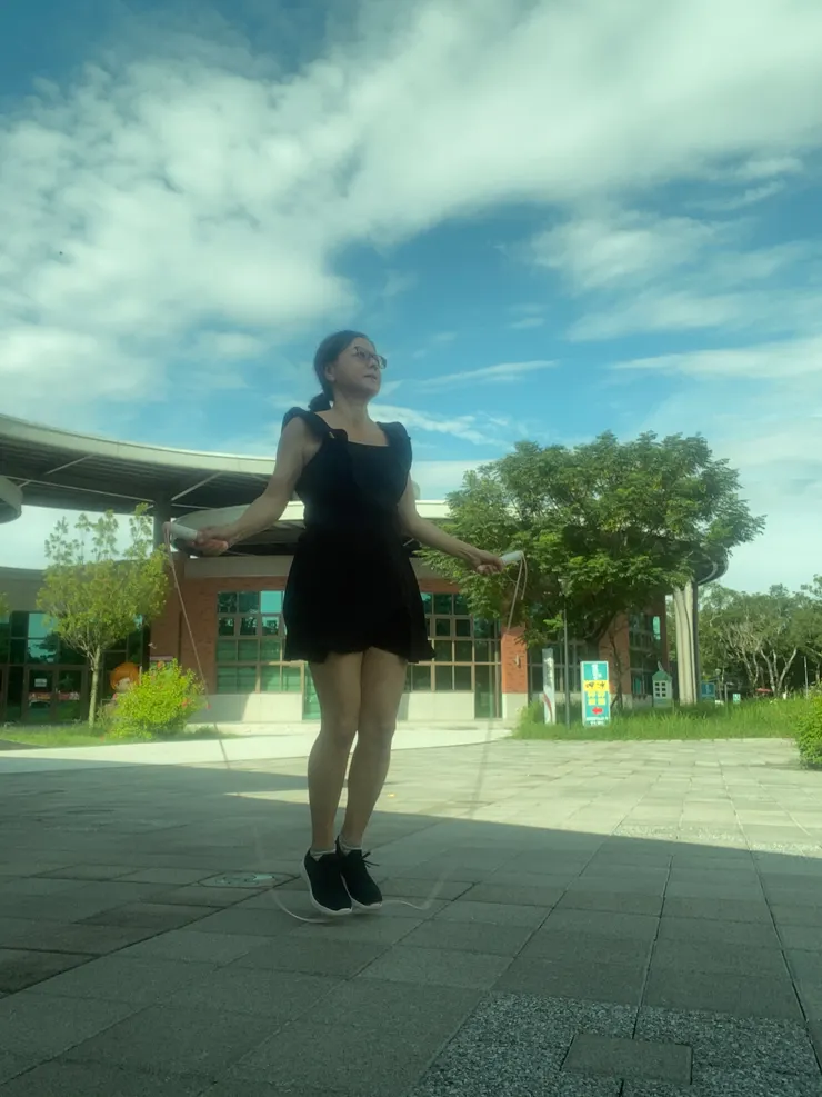 隨身帶著跳繩運動