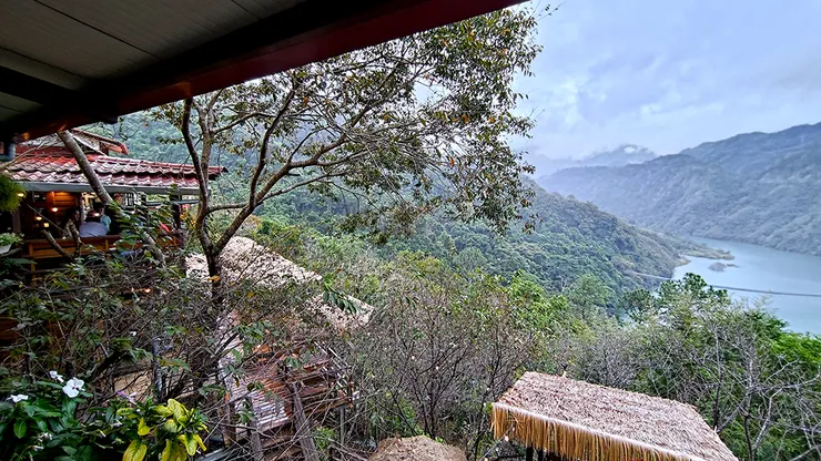 咖啡館左側的河谷美景