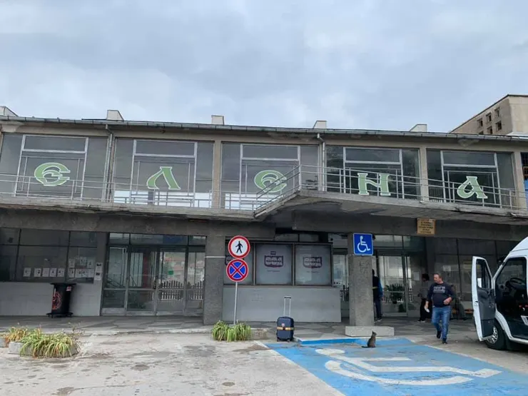 埃倫娜的車站很小