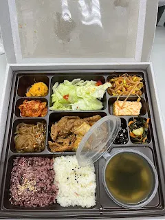 早餐和午餐都不吃,然後在晚上六點左右時吃晚餐。想吃什麼都可以,但是不要吃太撐。照專家的理念是,因為一天只吃一餐,縱然攝取稍微多的食物進到胃裏,也都是不足的。而且進食時間也只有一個小時左右,等於腸胃工作很短的時間就可以休息了。