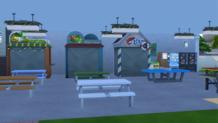 我以前的學校只用摺桌，除了午餐時間便會收起，空出來的地方早上會用來排隊，其後會用來上體育課，但這所學校不用這樣。