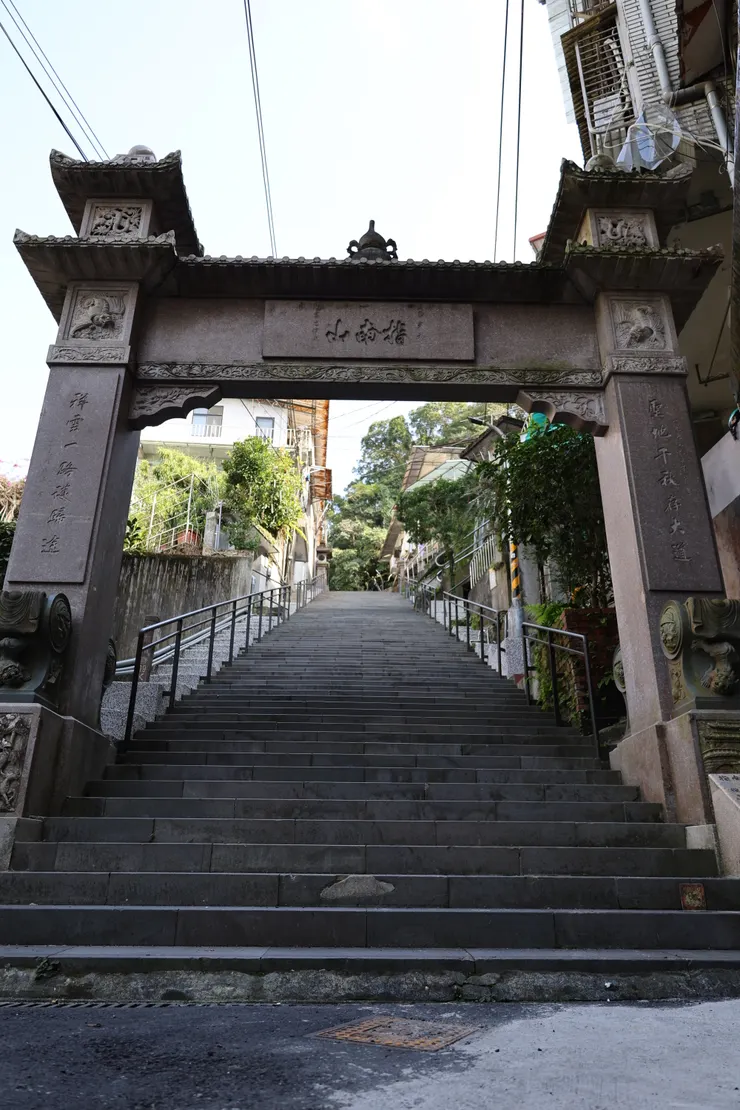 指南宮竹柏參道入口