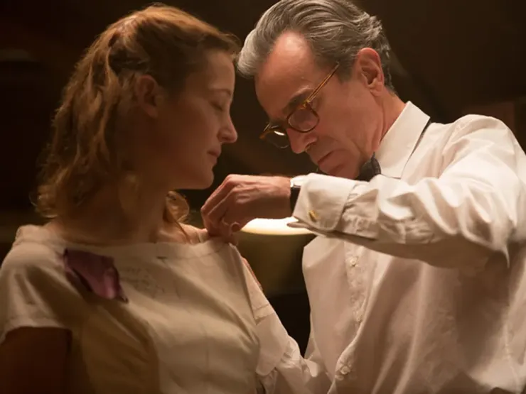 Reynolds是穿針引線的設計師，Alma則是配合著他的模特兒