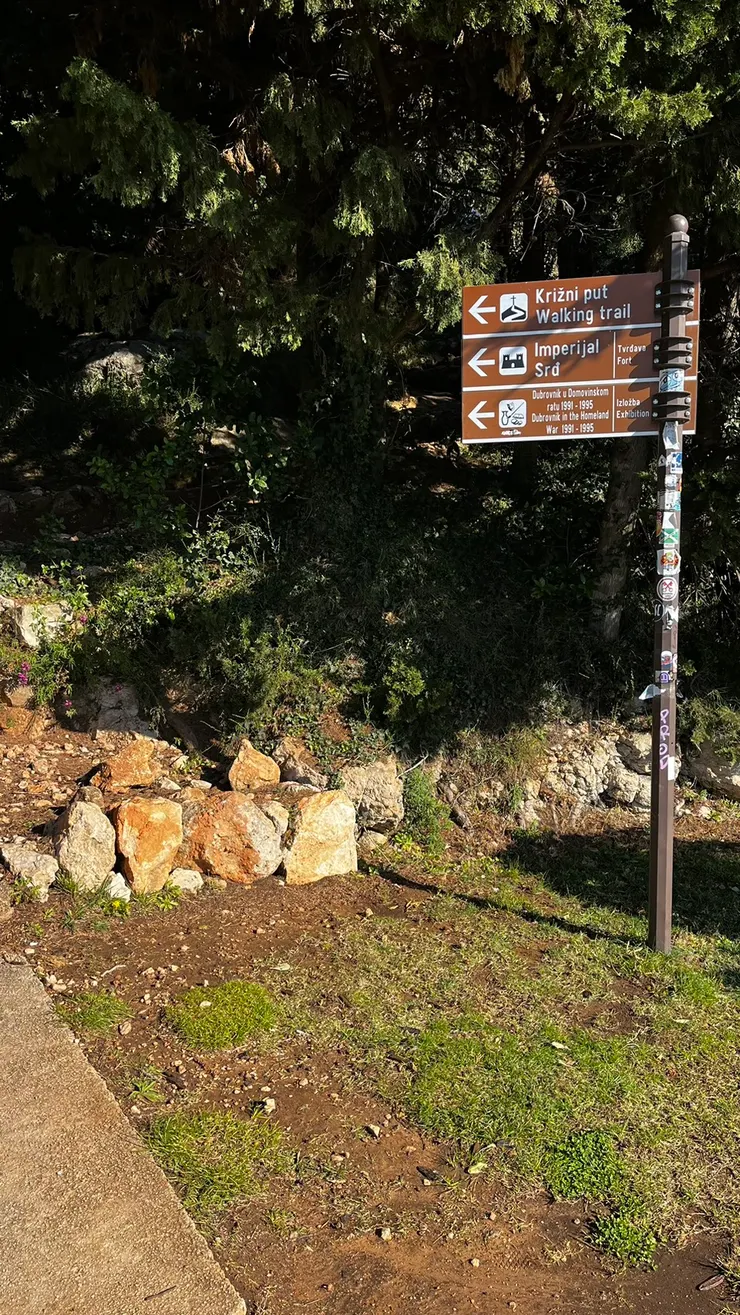 又見到了入口告示牌，這次是真的要開始爬山了！