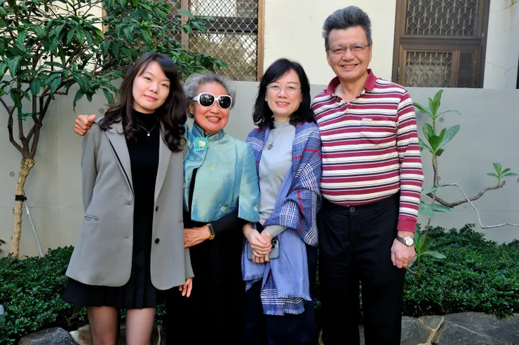 【凝結流光年初一循例全家大合照 歲月推移無聲就在當下盡情歡笑！老媽和二弟一家，缺紫涵。】