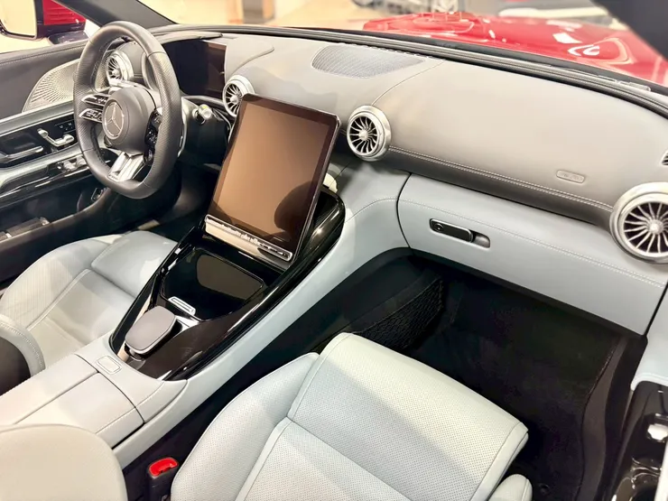 交通公司陳董事長再次選擇瑪飛自動車，正式交付日規 Mercedes-AMG SL43。從海外選車、出口海運到回台驗車交車，完整解析企業主為何持續回購外匯車。