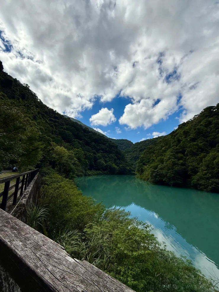 觀瀑步道沿途的南勢溪,有著美麗的藍綠色溪水相伴。