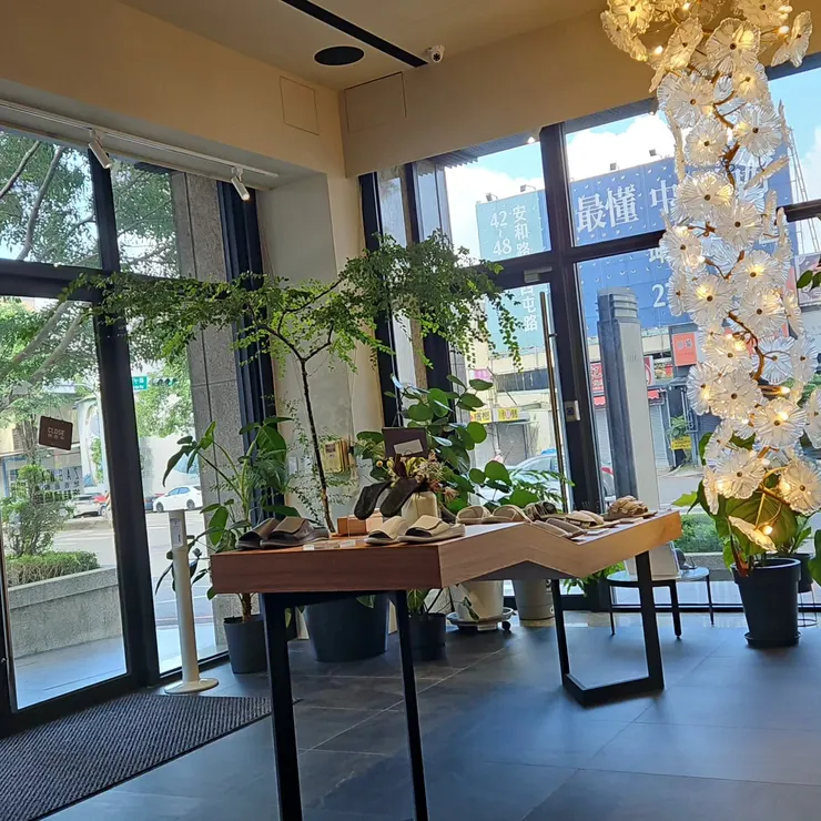 從裡面往外拍,看起來貴貴的店