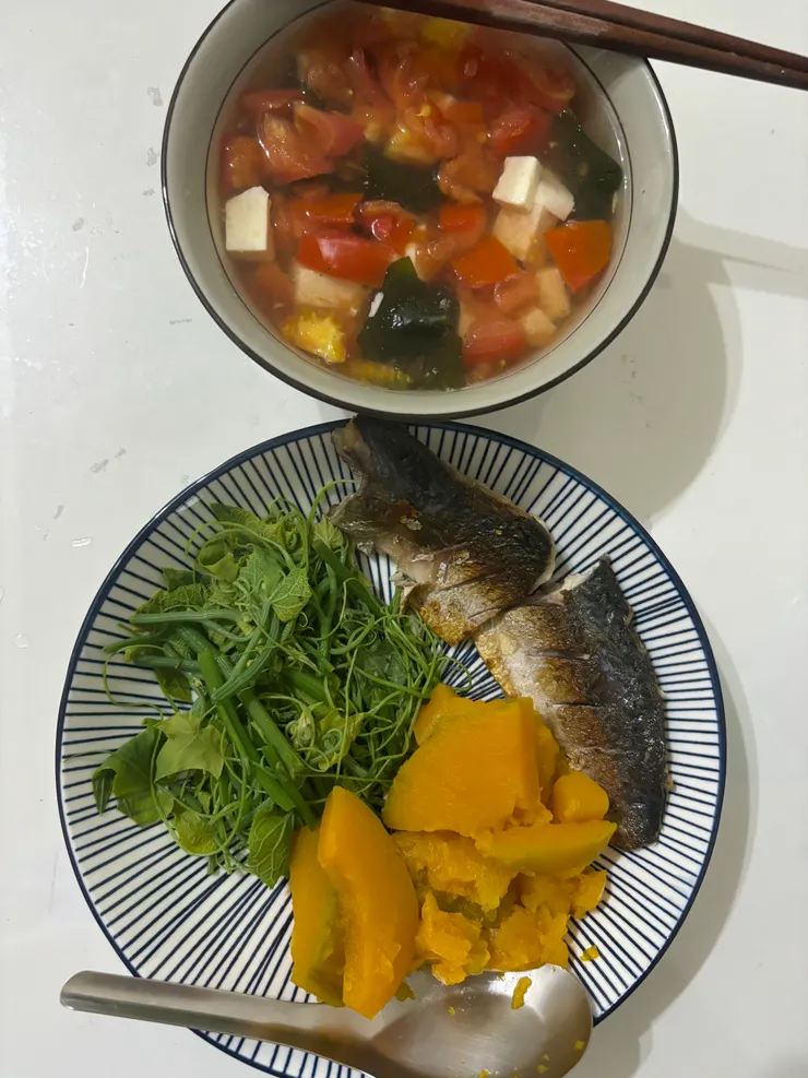 乾煎鯖魚、番茄青菜豆腐湯