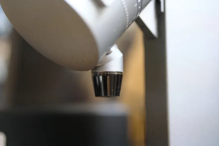 塑膠製的延伸出粉口