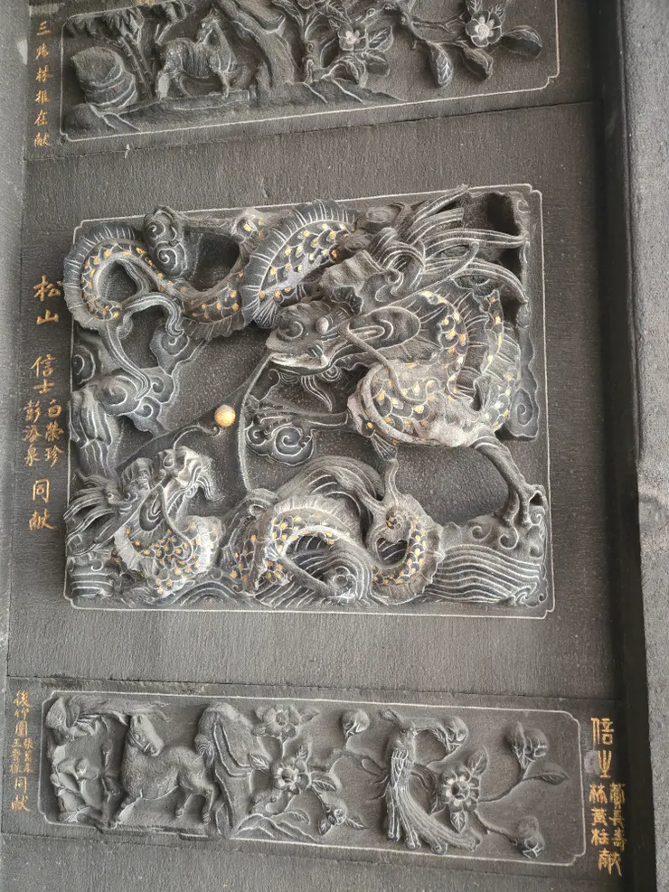 龍堵： 大龍帶著小龍在雲海與波濤中穿梭，即所謂的「蒼龍教子」。龍象徵著至高無上的尊貴、威嚴以及祈求雨水（風調雨順）