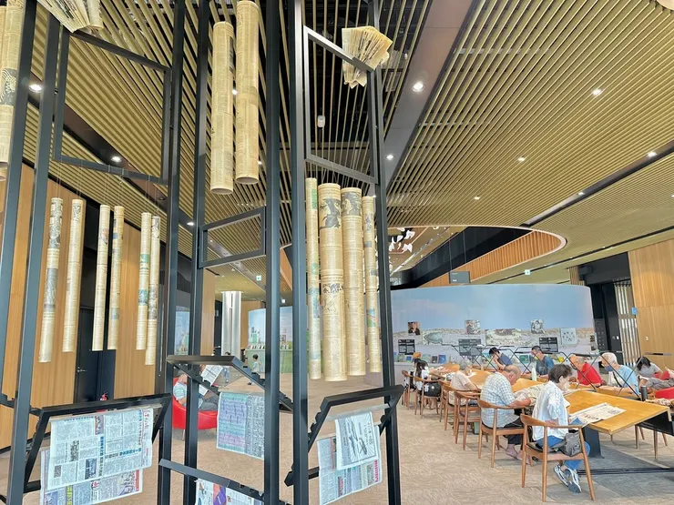 一樓的書報區幾乎都是習慣看報紙的長輩，這區氛圍特別寧靜