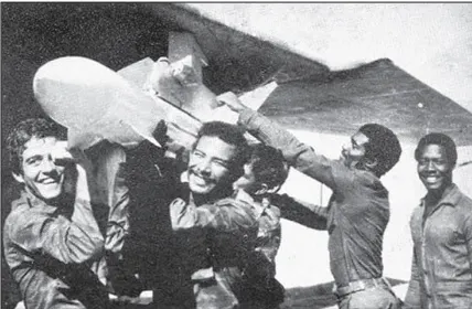 以人力將重達210公斤的R-24R飛彈裝上米格23掛架的古巴地勤。