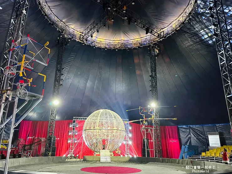 舞台正後方的大鐵球為摩托車特技的道具。