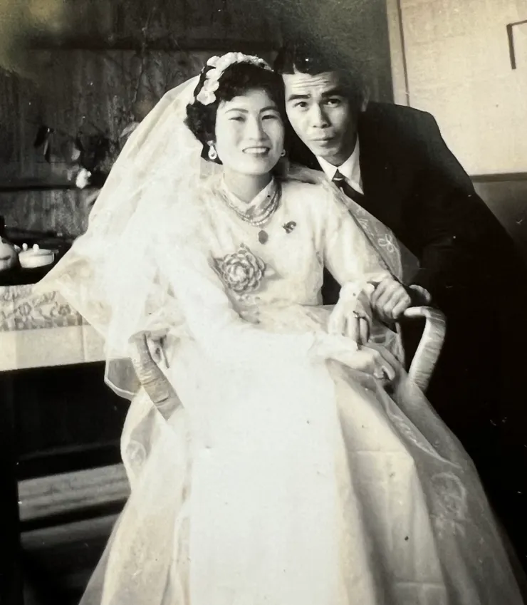 這是爸媽結婚照當中，少數輕鬆俏皮的合影。