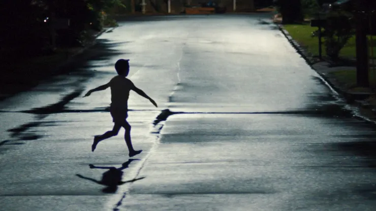 17 名孩子以奇怪的姿態，離開了家。