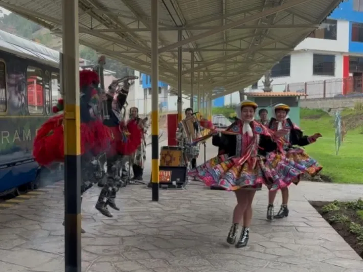 跳躍的男舞者和女舞者旋轉時的美麗裙擺