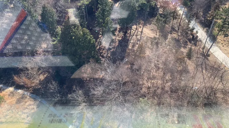 距離地面已經有一段距離。