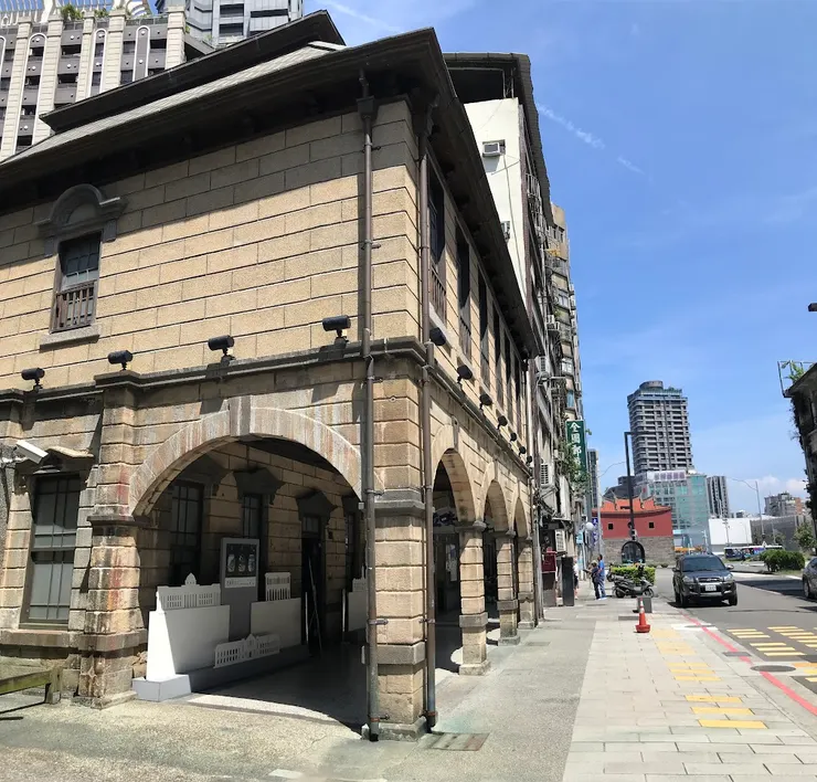 俗稱「石頭厝」的撫台街洋樓與「北門」承恩門相映