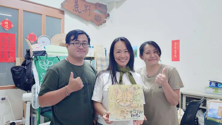 開心通過石虎繪本推廣的試講挑戰後與講師合影 右ㄧ：小葉欖仁、左ㄧ：綠川