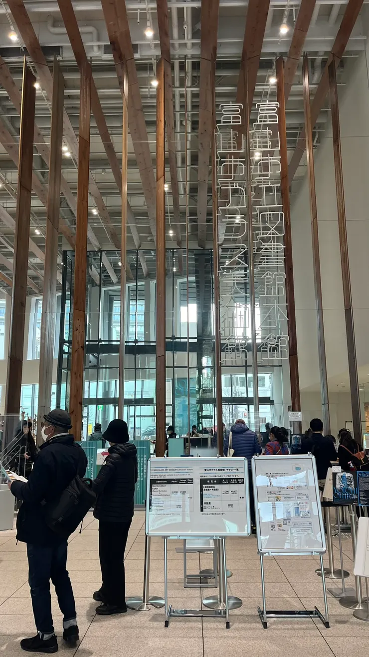 室內挑高設計與懸浮式展廳，讓光線自然灑入，展現玻璃的透明與流動之美。