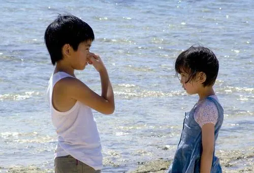 電影中的兄妹因從小父母就不在身邊，兩人一起相互扶持、一起度過難關