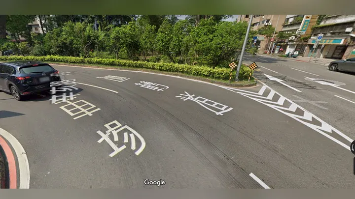 法院：未打方向燈免罰！封閉型彎道轉彎不構成未依規定使用方向燈之違規要件！快拿判決書去申訴！