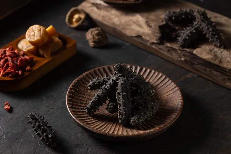 大連遼參（刺參）產自中國渤海灣深海，因肉質厚實、刺密且長、口感爽滑彈牙，被譽為海參之首。