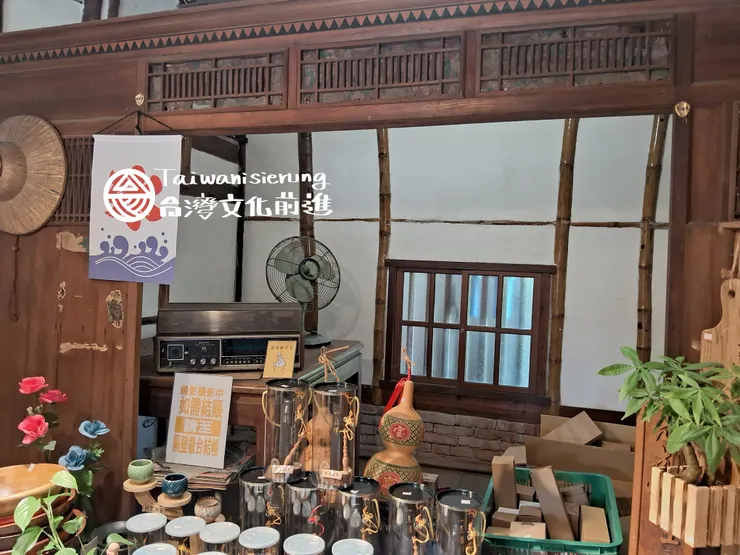 採集地點:南1,比較算是示意圖。許多台灣古厝的臥房,都是這樣的大通鋪,有些外部會有日式的障子拉門。結合竹管仔和平隔窗,形成另類台式的風情。