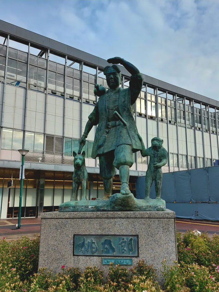 岡山站前桃太郎像