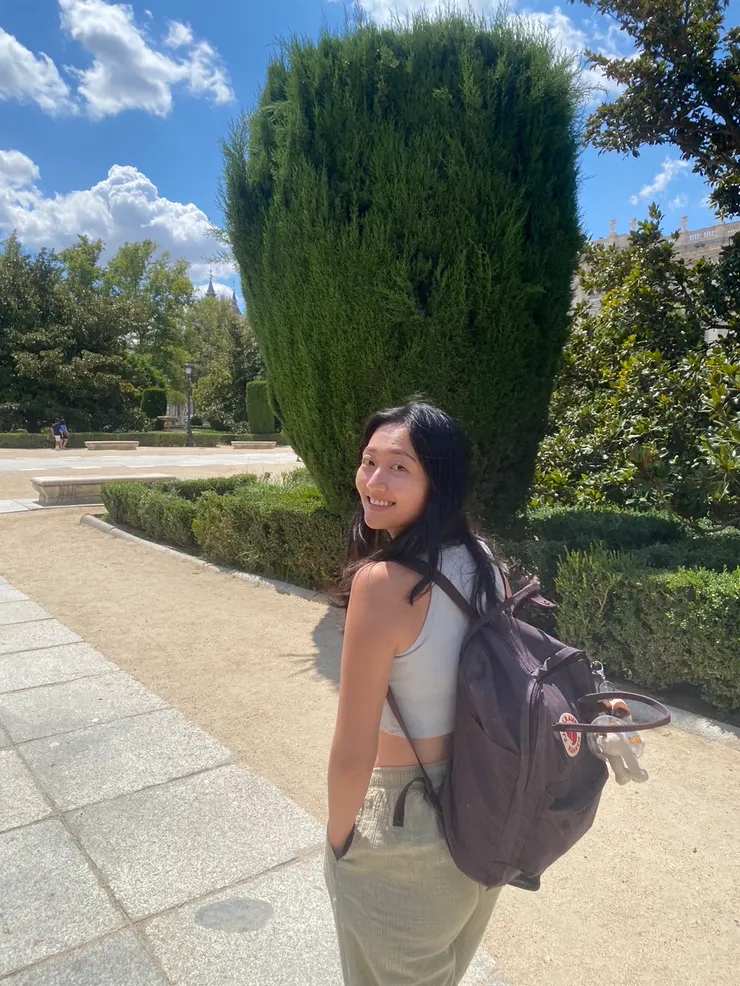 下課時和同學一起散步到公園吃午餐。