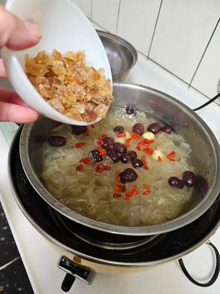 加入冰糖和枹杞