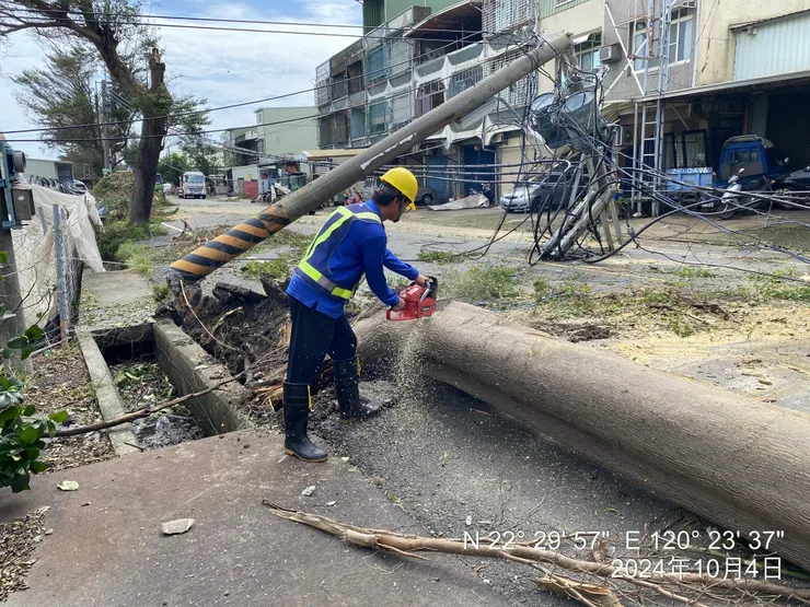 遭到颱風重創的高雄電力系統(圖片引用：陳其邁)