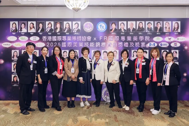 香港國際專業導師協會創會會長胡芬妮女士(左五)、FR國際專業美學院校長莫佩環女士(左六)、FR國際專業美學院校監曾嘉莉女士(右五)、香港國際專業導師協會會長朱似萍女士(右四)與嘉賓合照。