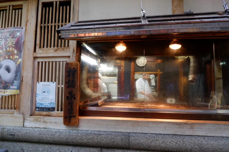 門口玻璃窗內是鰻魚職人們專用的爐臺