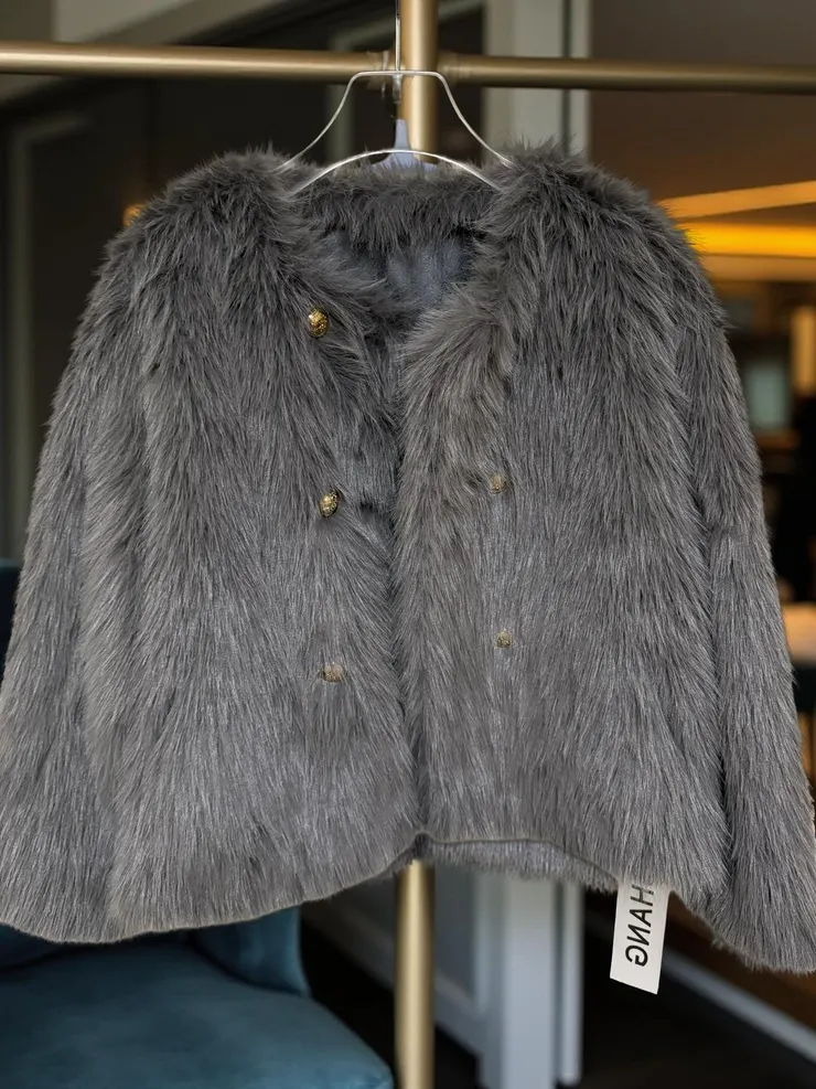 灰色皮草外套