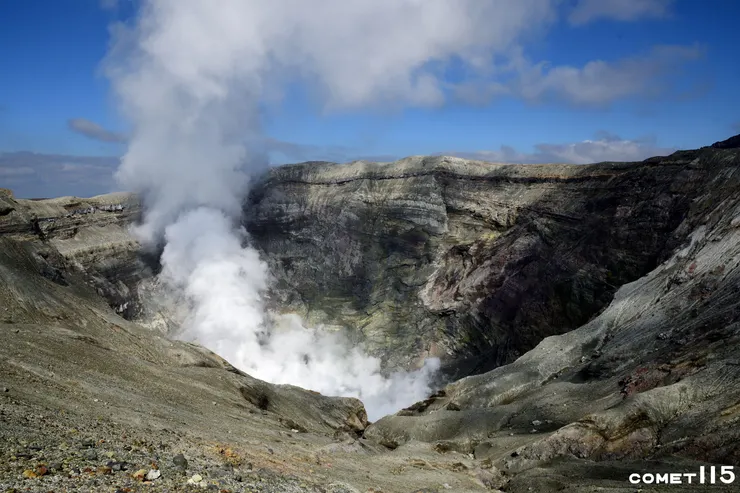 煙霧不斷從第一火口底部冒出，至今仍然活躍