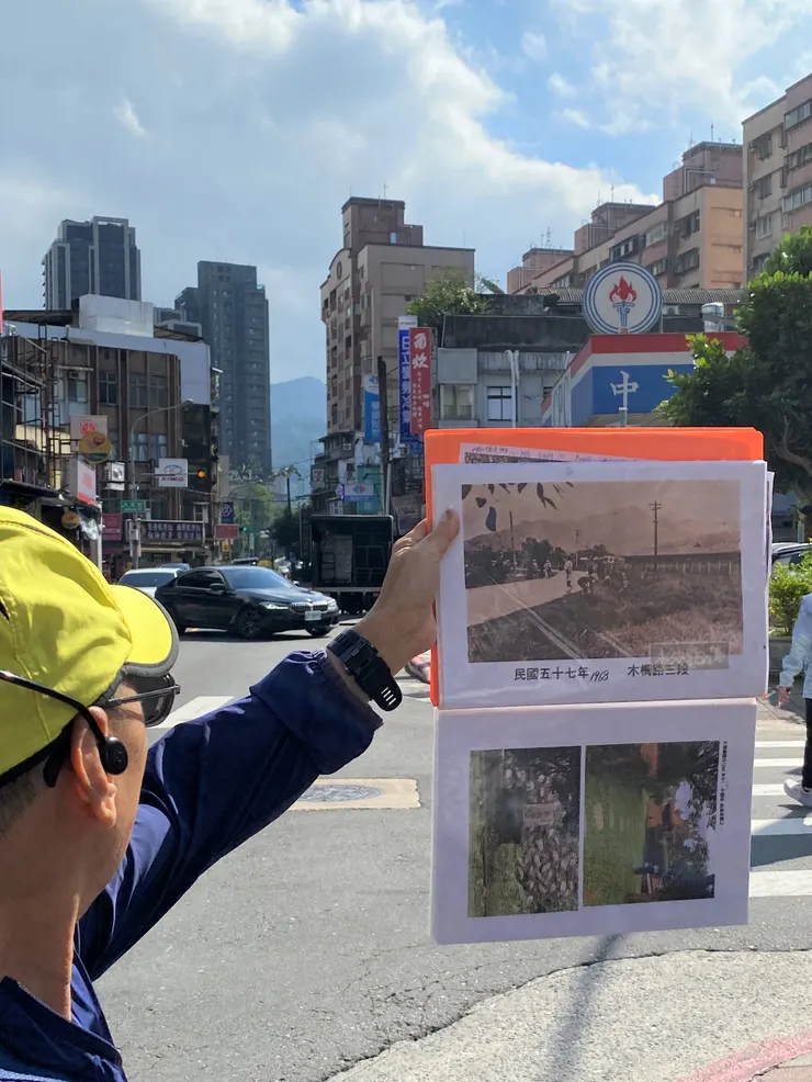站到木柵路二段、三段交界處中油前方，比對老照片，可見背景是猴山岳，「木柵」界域標示牌大約在7-11便利商店附近